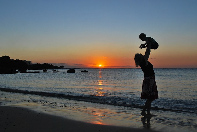 5000 euro lening - in 3 stappen geregeld - moeder en kind op strand